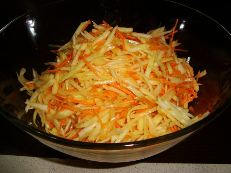 Салат из молодой капусты с морковкой и яблоком