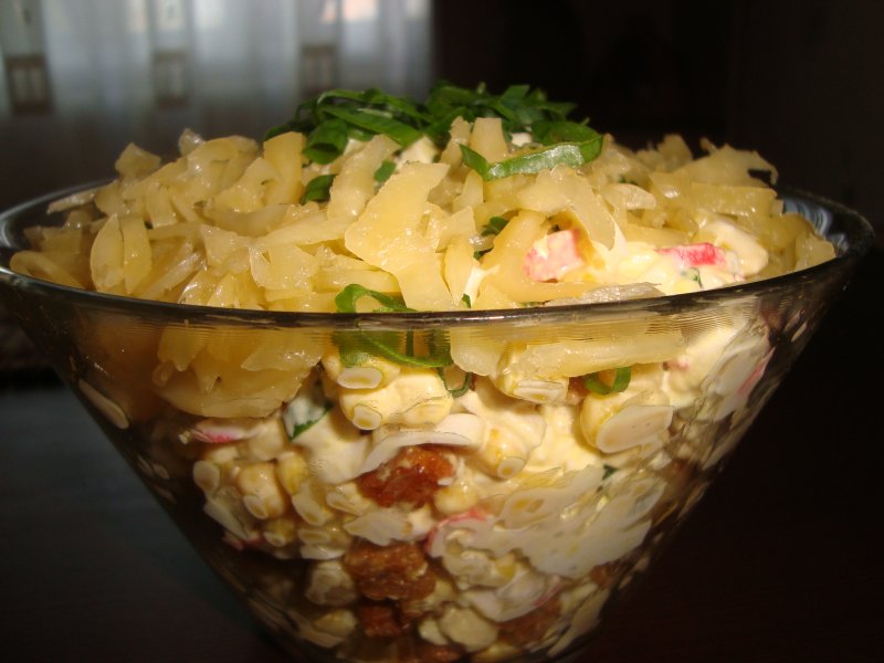Салат с кириешками и крабовыми палочками