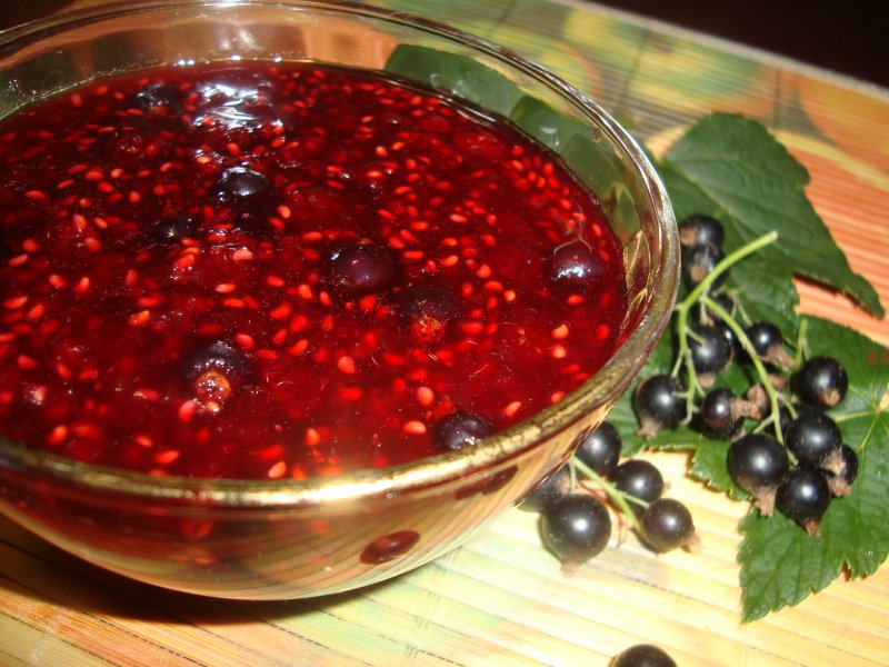 Варенье ассорти из малины и черной смородины
