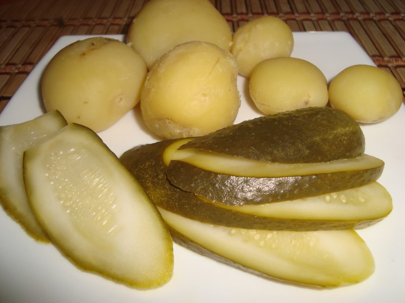 Маринованные огурцы в виноградных листьях