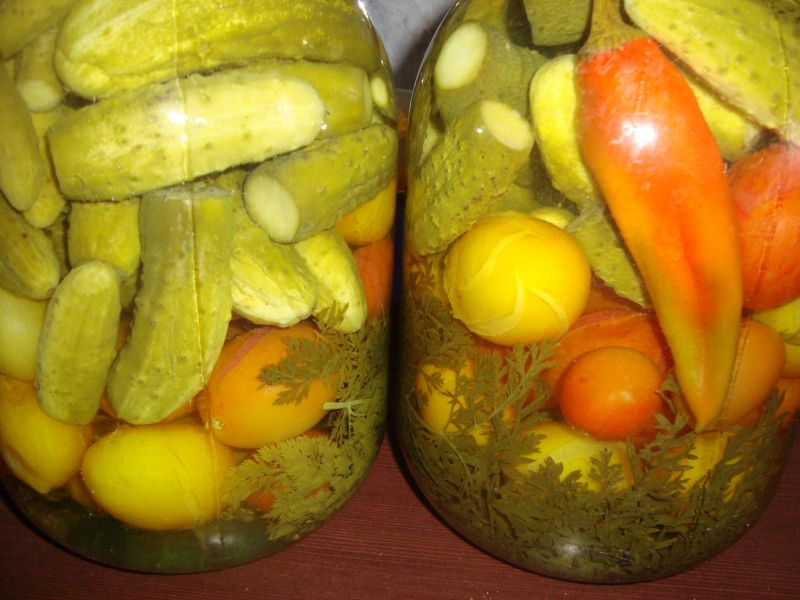 Овощи, маринованные с морковной ботвой