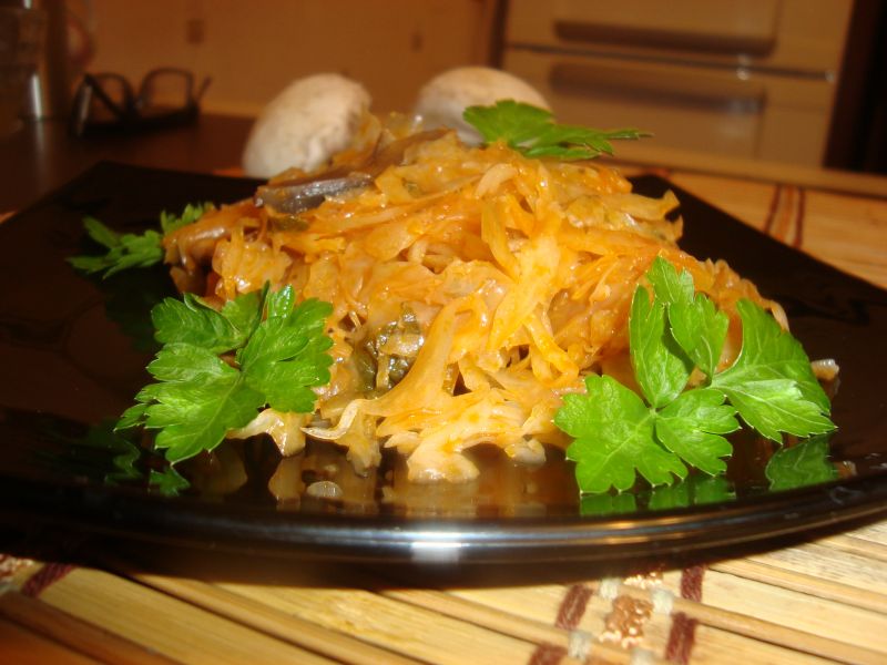 Тушеная капуста с грибами
