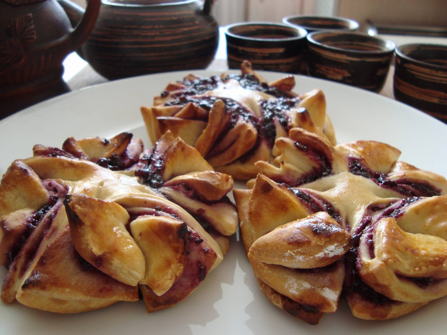 Плюшки с джемом из смородины
