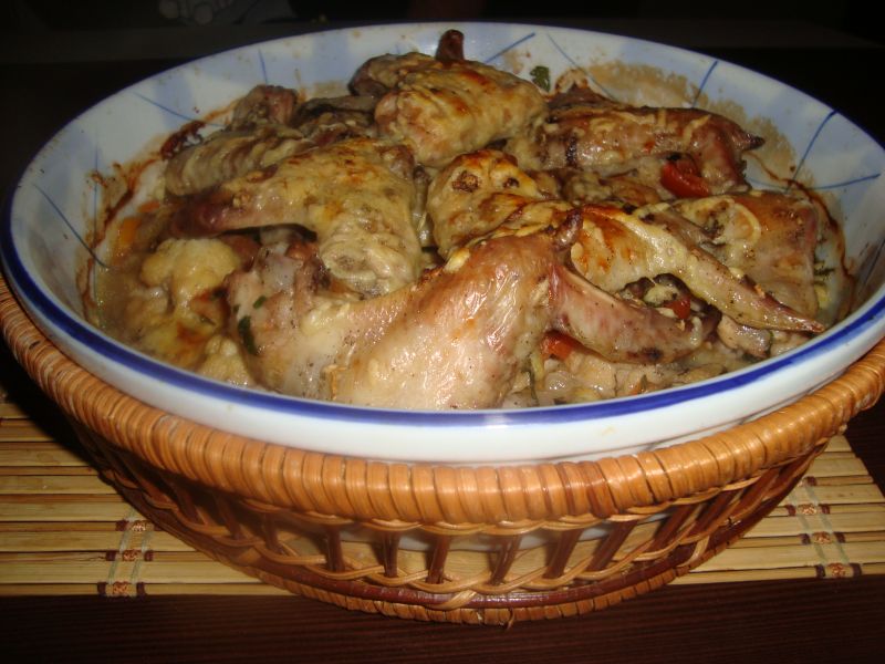 Куриные крылышки на овощах