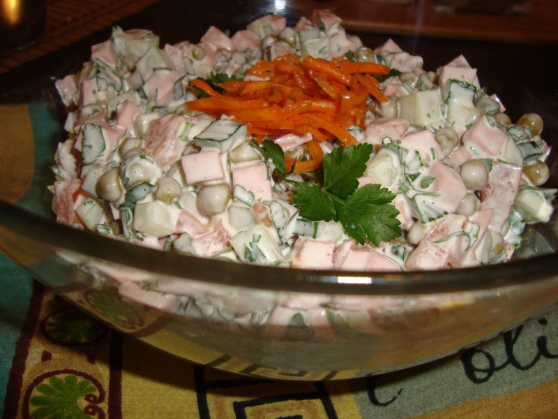 Салат с колбасой и помидорами