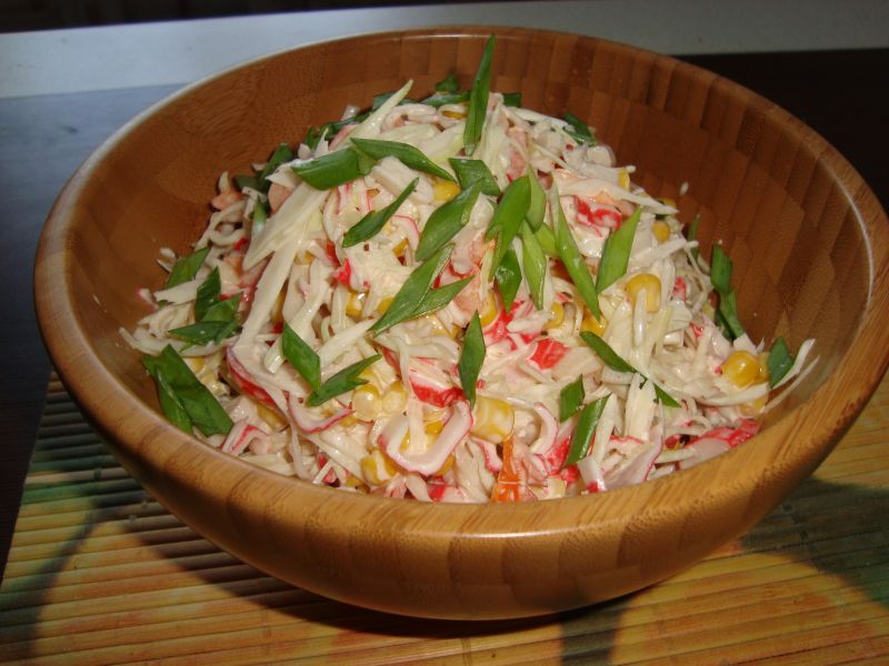 Салат крабовый с капустой и перцем