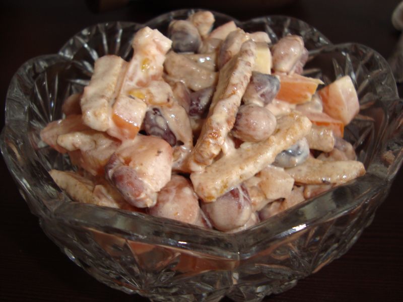 Постный салат с фасолью