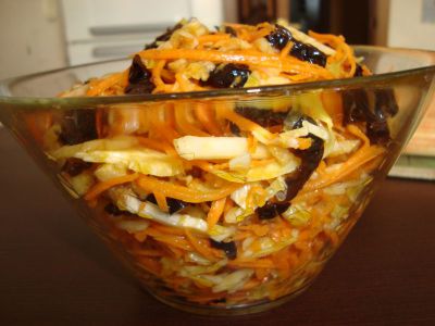 Салат овощной с черносливом