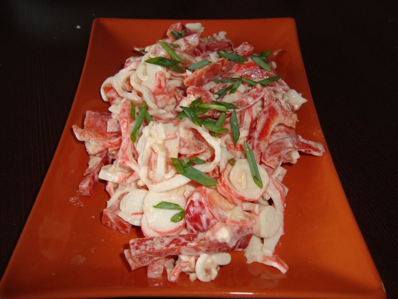 Салат овощной с крабовыми палочками