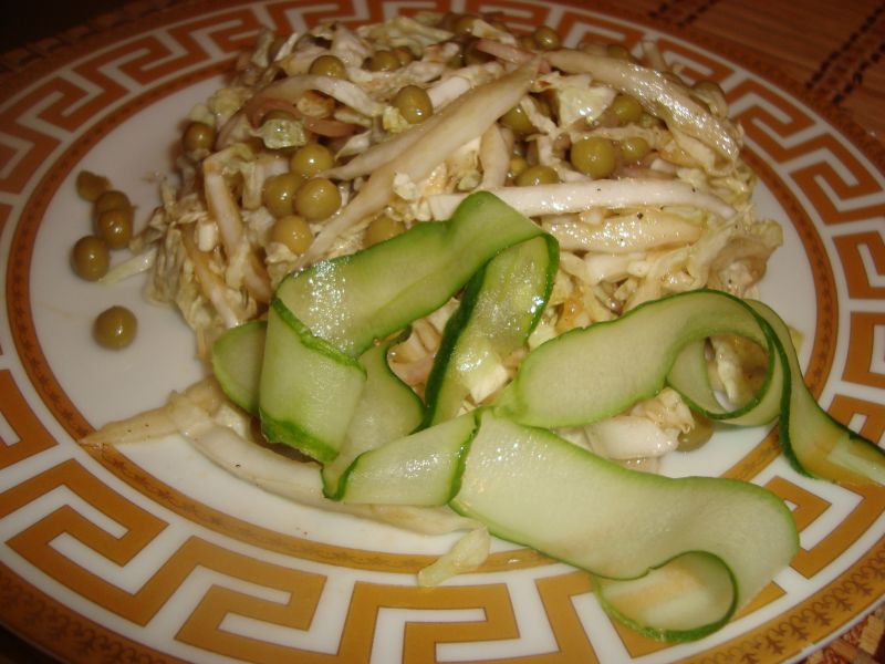 Салат из пекинской капусты с зеленым горошком