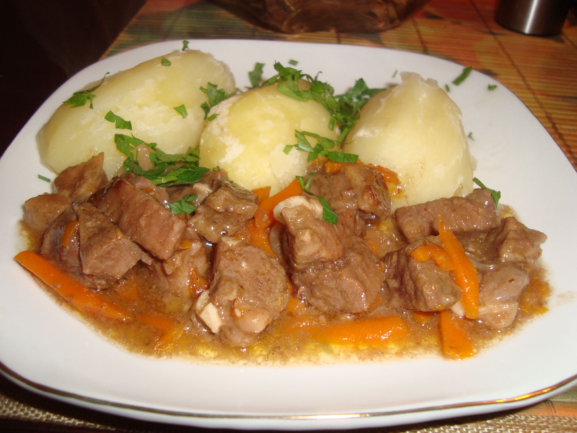 Бёф бургиньон (говядина, тушеная в красном вине)