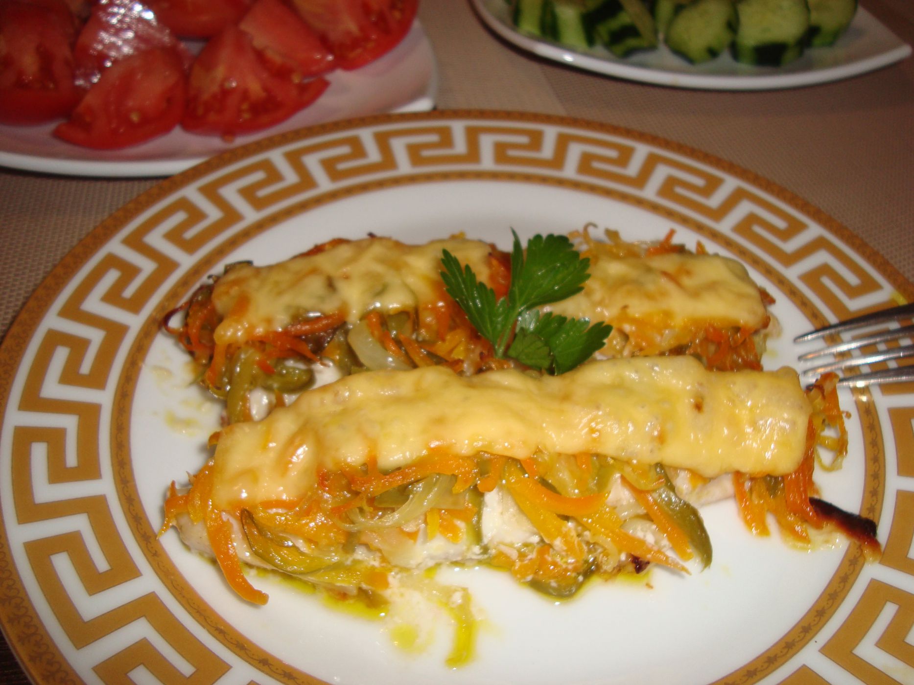 Окунь, запеченный с овощами и сыром