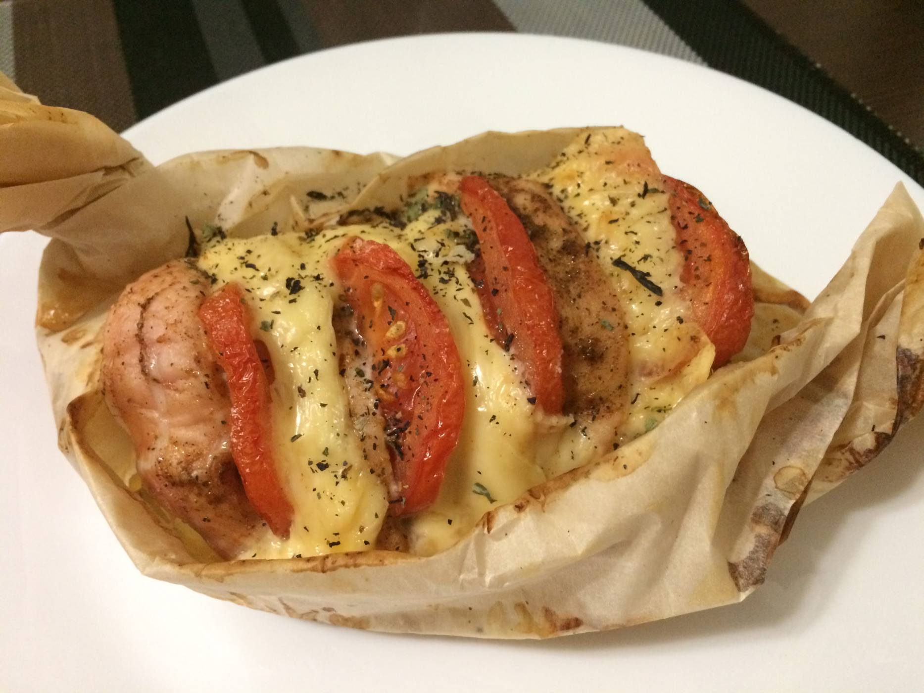 Куриное филе с овощами и сыром в лодочке