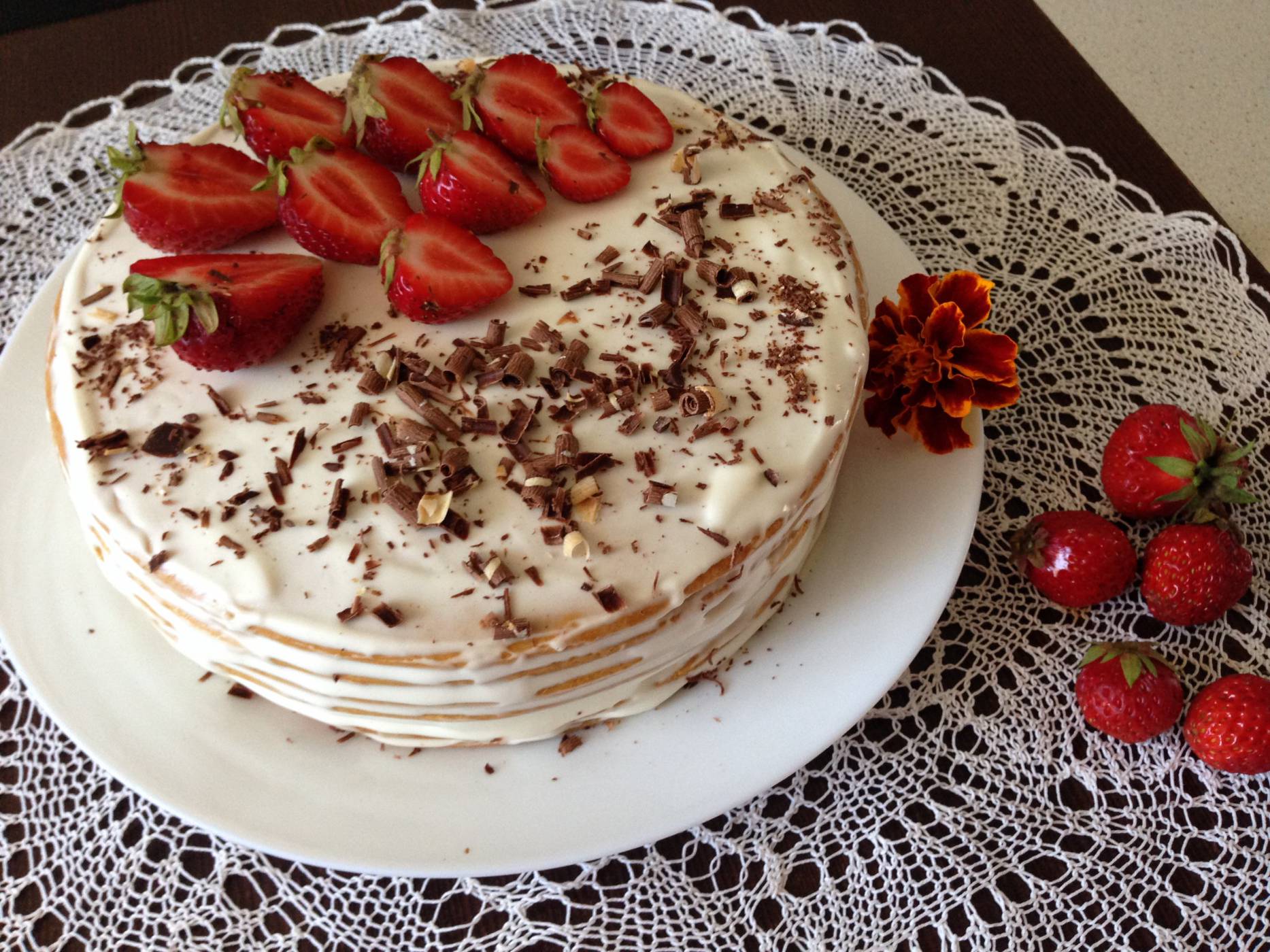 Медовик с клубникой