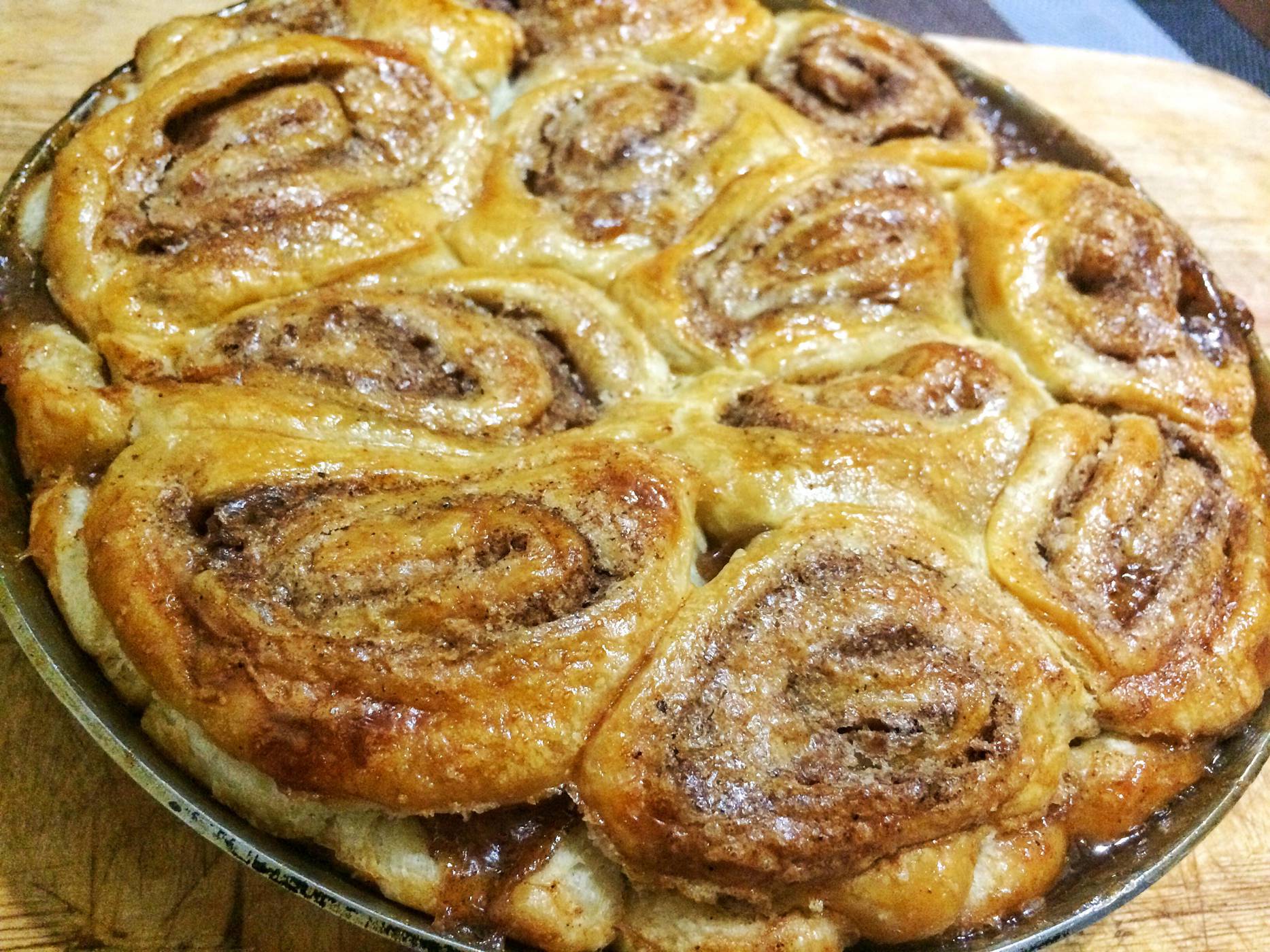 Пирог из слоеного теста с яблоками и корицей