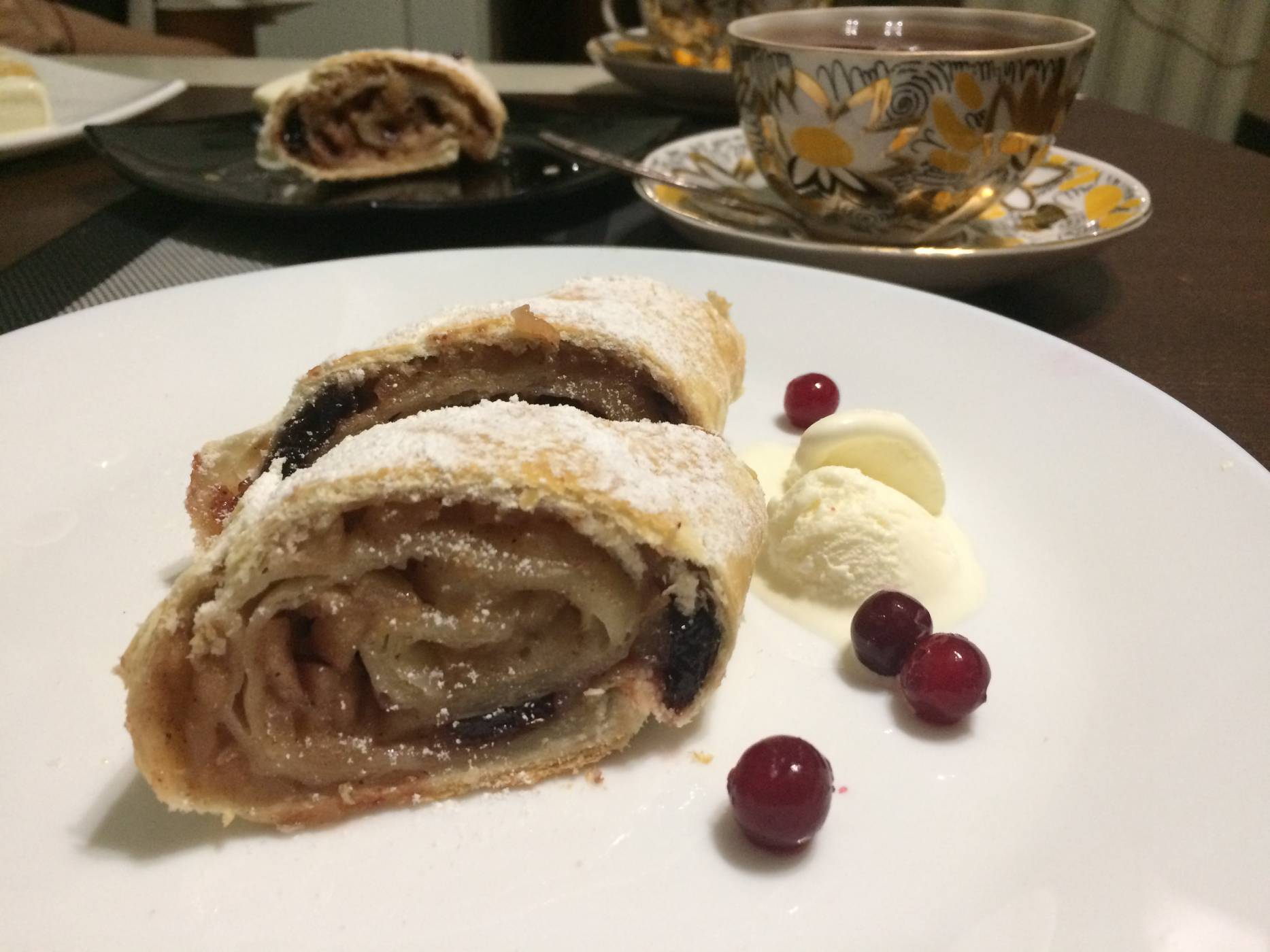 Штрудель с яблоками и вишней