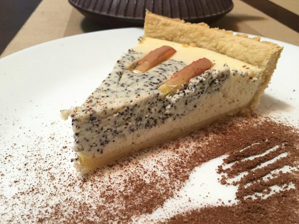 Чизкейк с маком и яблоком