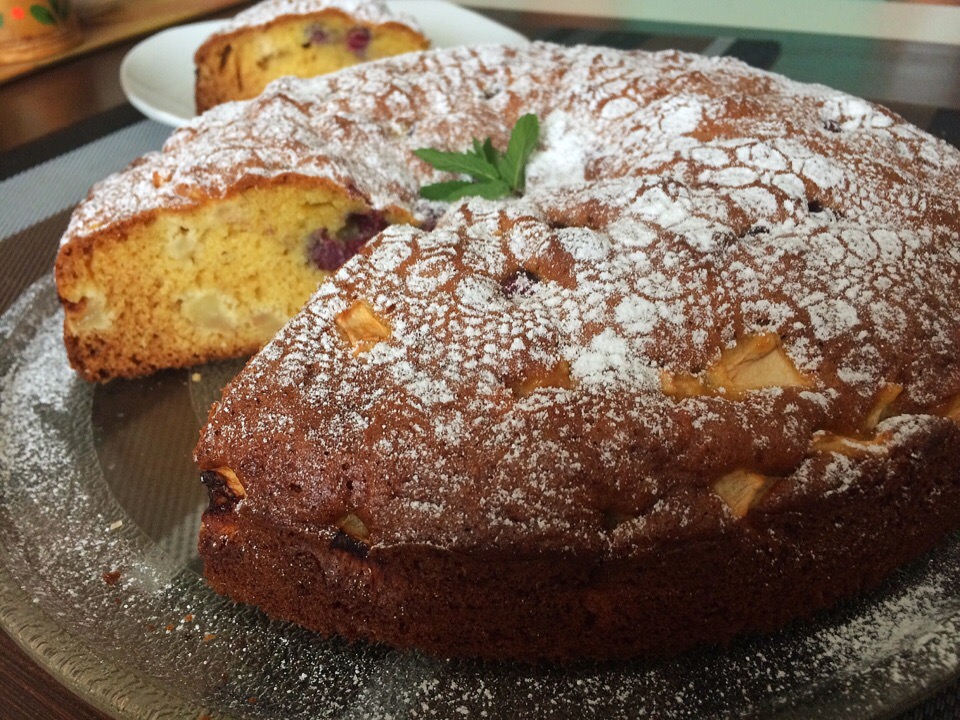 Шарлотка с яблоком и вишней