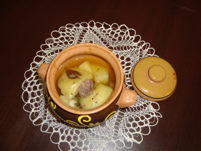 Жаркое в горшочках с черносливом