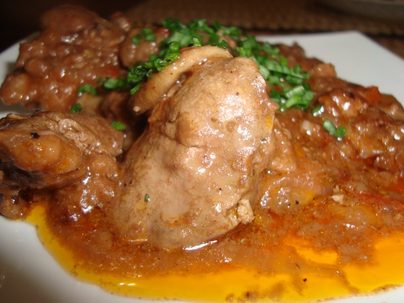 Куриная печень с шампиньонами по-французски