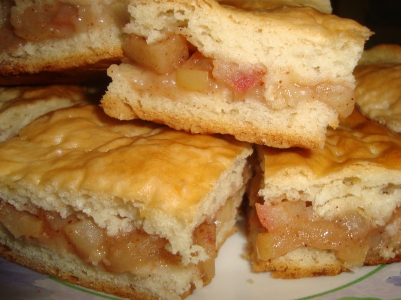 Постный пирог с яблоками и корицей