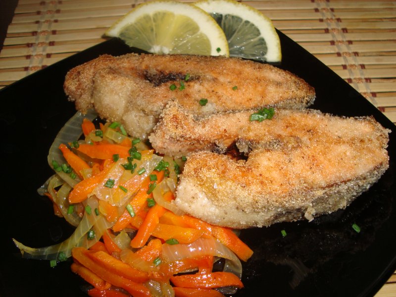 Горбуша, жареная с овощами