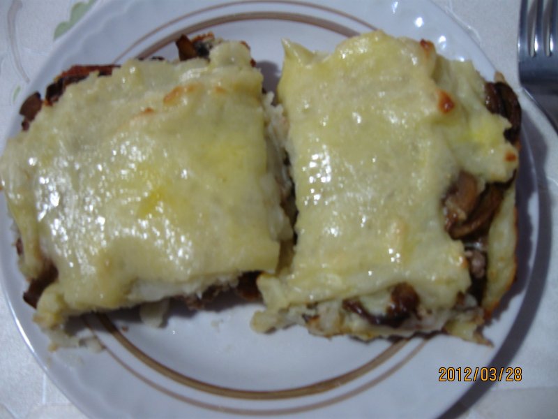 Картофельная запеканка с фаршем и грибами