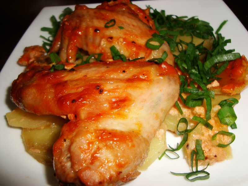 Куриные крылышки, запеченные с картошкой