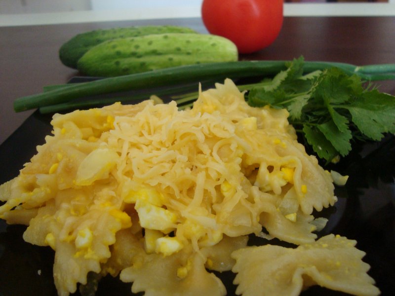 Фарфалле с сыром и яйцом