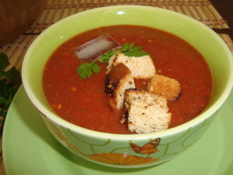 Гаспачо с чесночными крутонами