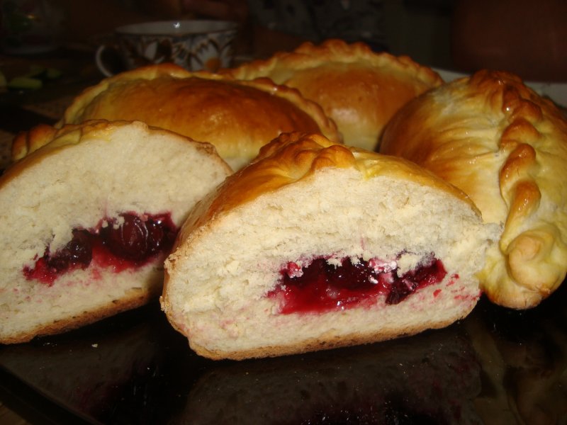 Пирожки с вишней