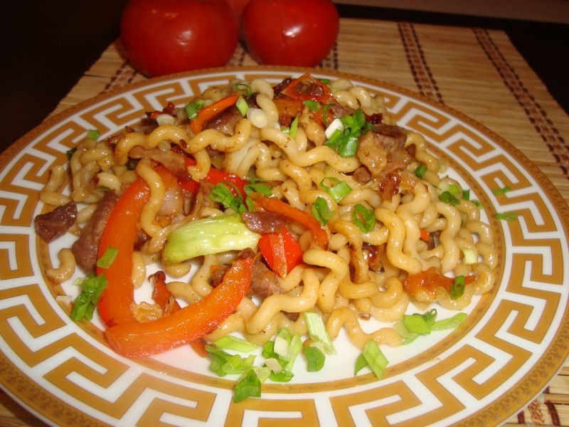 Паста со свининой и овощами