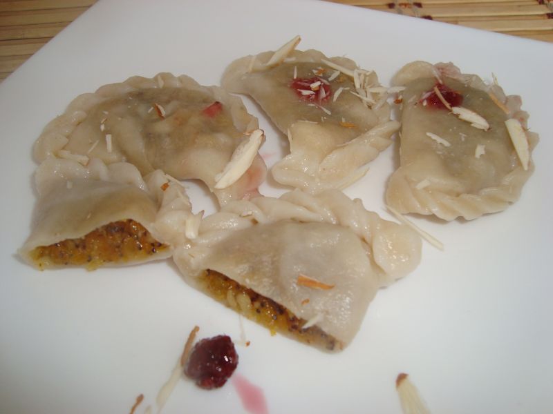 Вареники с курагой, миндалем и маком