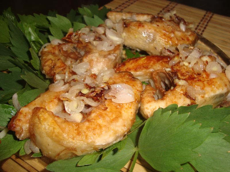 Жареный судак с луком