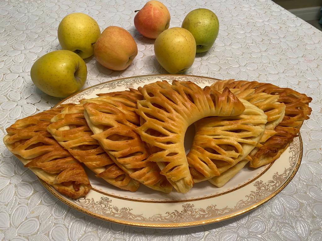 Плетенка с яблоком