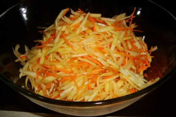 Салат из молодой капусты с морковкой и яблоком