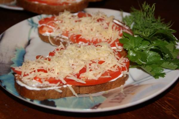 Бутерброды с помидорами и сыром