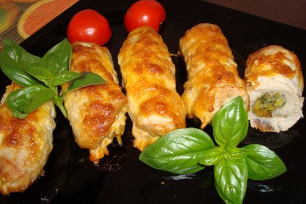 Рулетики из свинины с овощами и урюком