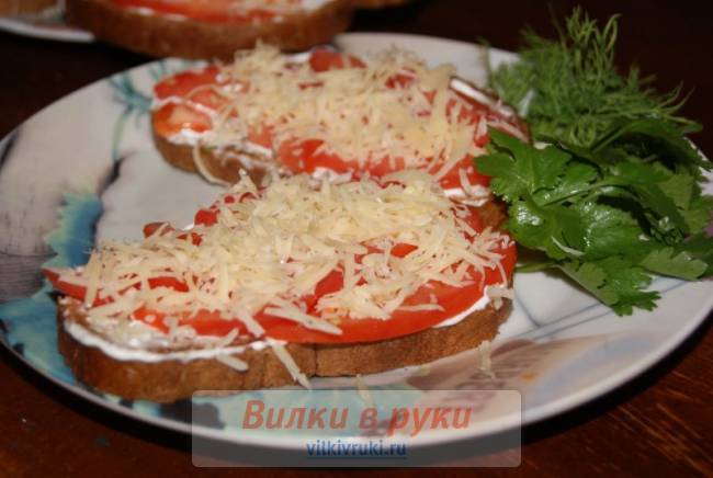 Бутерброды с помидорами и сыром