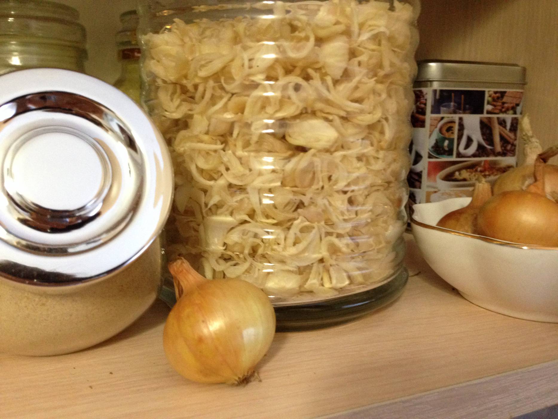 Сушим лук в электросушилке репчатый на зиму. Сушеный лук репчатый в электросушилке. Сухофрукты изидри. Сушим лук в электросушилке репчатый на зиму. Сушеный лук в сушилке.