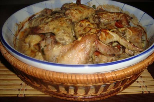 Куриные крылышки на овощах