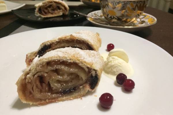 Штрудель с яблоками и вишней