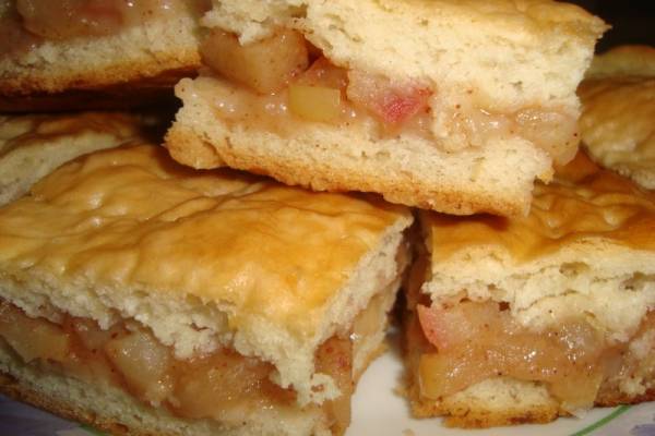 Постный пирог с яблоками и корицей