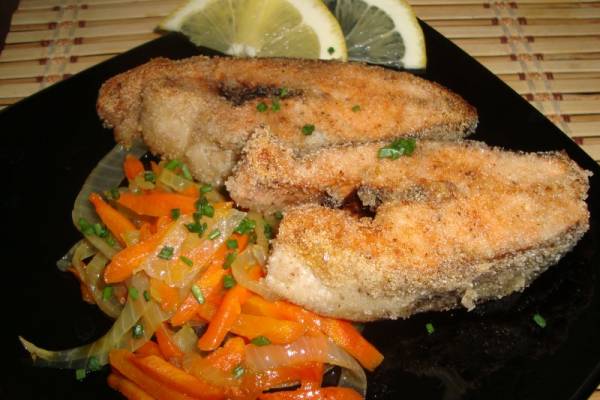 Горбуша, жареная с овощами
