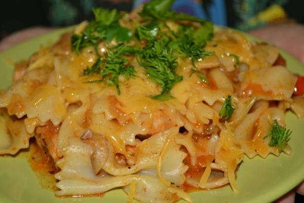 Паста фарфалле с курицей и грибами в духовке