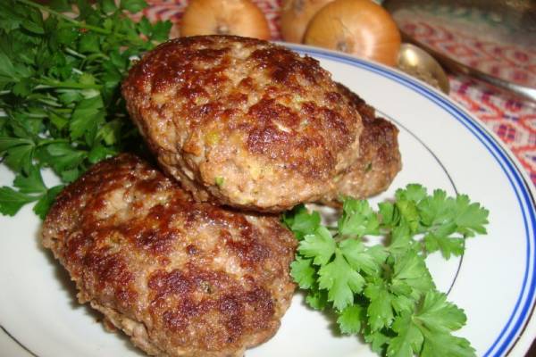 Сочные говяжьи котлеты с овощами