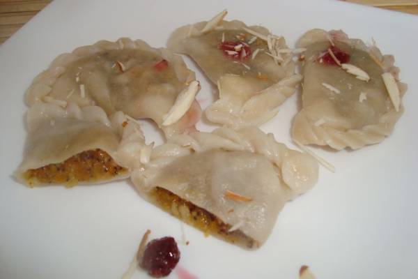 Вареники с курагой, миндалем и маком