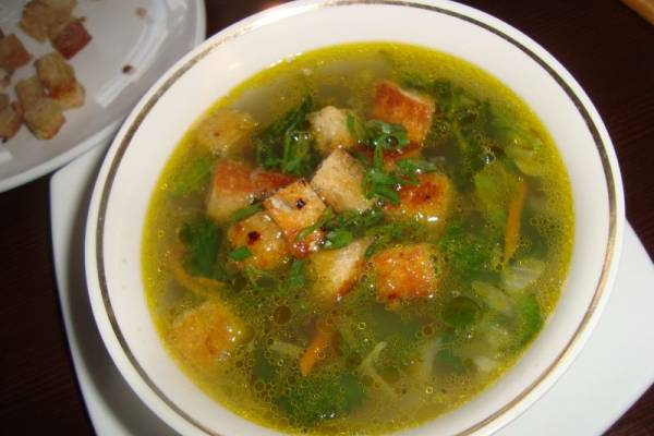 Постный крапивный суп с чесночными крутонами