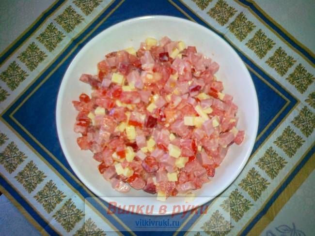 Салат с помидорами и ветчиной