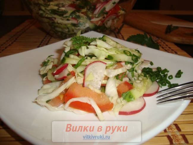 Салат из ранней капусты с редисом